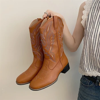 2023 Divat Női retro hímzés Western Boots Őszi téli barna PU bőr Női vádli középső csizma Vastag sarkú cowboy csizma