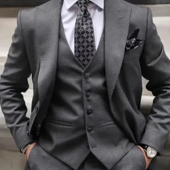 2023 Új stílusú esküvői férfiak sötétszürke csúcshajtókás öltönyök Üzleti alkalmi formális jelmez Homme Slim Fit 3 db szett kabát mellény nadrág